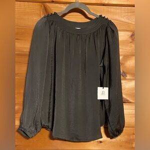 NWT dRA SILKY CREWNECK BLOUSE SIZE SMALL/MEDIUM